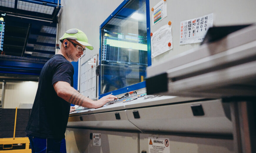 Moll Rail Mitarbeiter bei der Arbeit an einer Maschine © Lara Freiburger Moll Rail Mitarbeiter bei der Arbeit an einer Maschine © Lara Freiburger