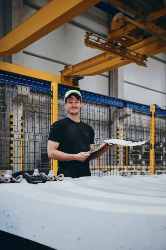 Moll Rail Mitarbeiter bei der Kontrolle der Betonschwellen Foto © Lara Freiburger Moll Rail Mitarbeiter bei der Kontrolle der Betonschwellen Foto © Lara Freiburger