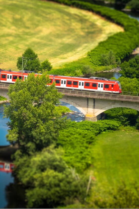 Moll Rail Zug auf der Brücke in der Natur Moll Rail Zug auf der Brücke in der Natur