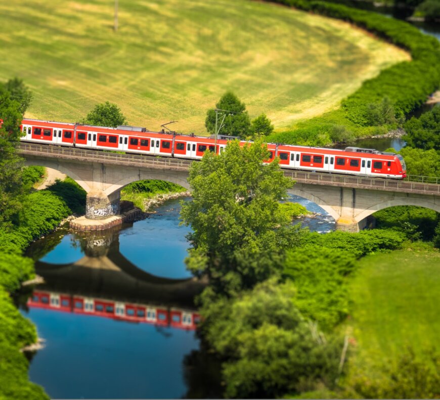 Moll Rail Zug auf der Brücke in der Natur Moll Rail Zug auf der Brücke in der Natur