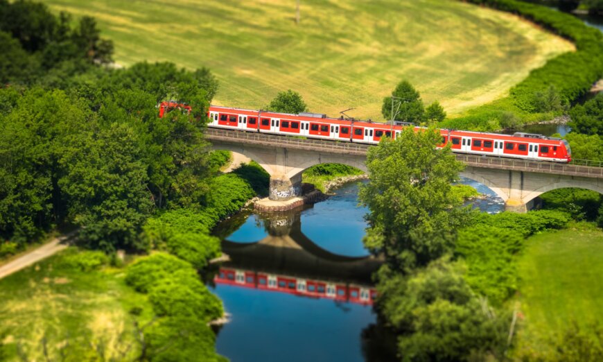 Moll Rail Zug auf der Brücke in der Natur Moll Rail Zug auf der Brücke in der Natur