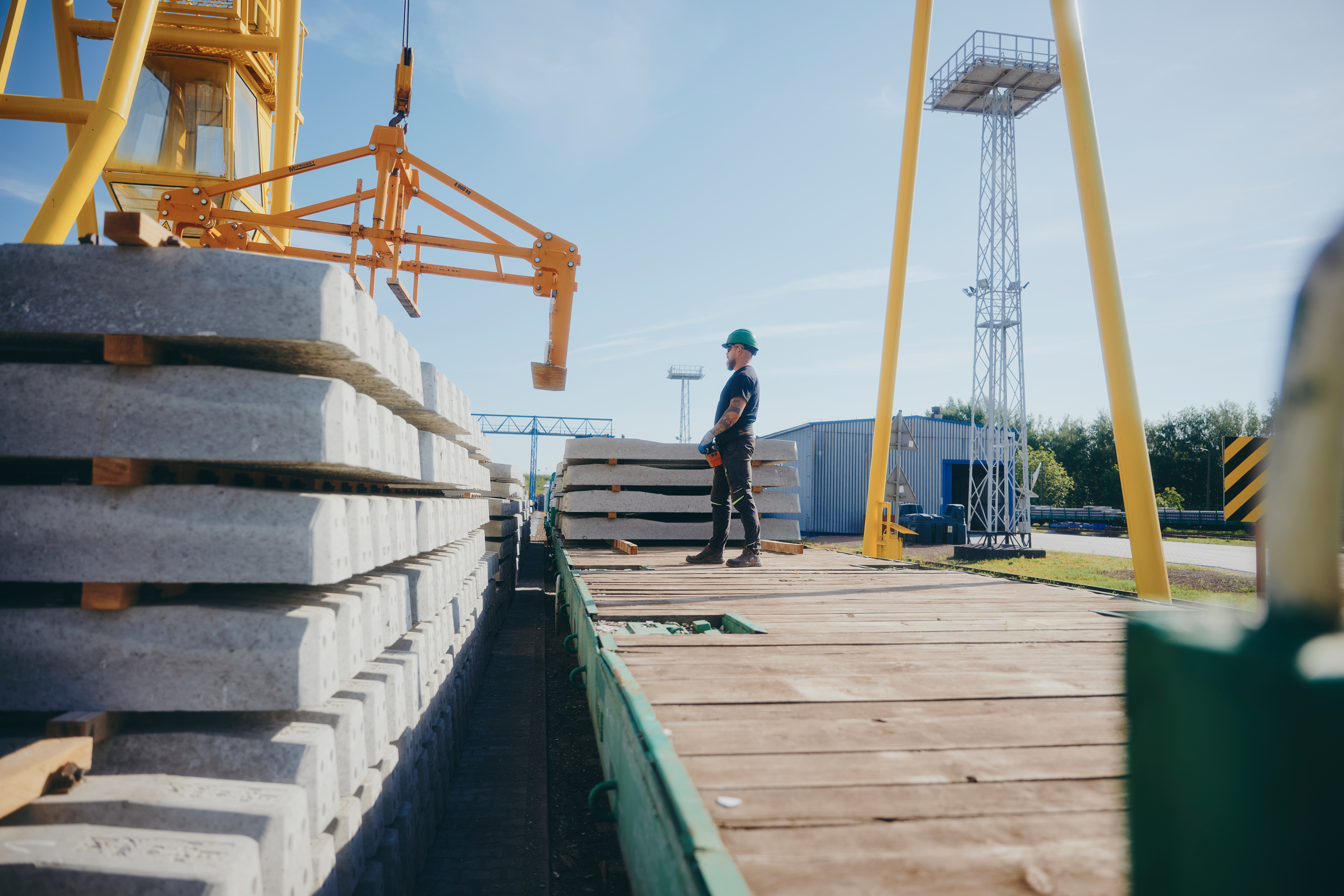 Moll Rail Mitarbeiter verlädt Betonschwellen auf Zugwagon &copy;&nbsp;Max Freiburger