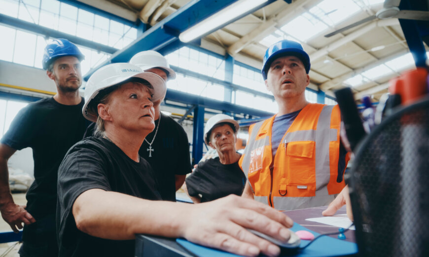 Moll Rail Mitarbeiter stehen gemeinsam vor Computer © Max Freiburger Moll Rail Mitarbeiter stehen gemeinsam vor Computer © Max Freiburger